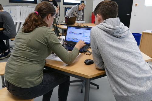 Im ZNT in Aurich: Eine Schülerin und ein Schüler sitzen an einem Tisch und sind damit beschäftigt, auf dem Notebook vor ihnen Daten einzugeben. 